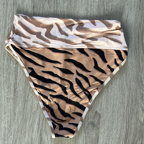 MOVING SALE! Beach Riot Emmy Bottom in Chapman Zebra - Like New! - Picture 8 of 9